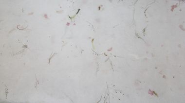 Бумага №10 однотонная с вкраплениями листьев и травы  молочная ― Hobby-Land