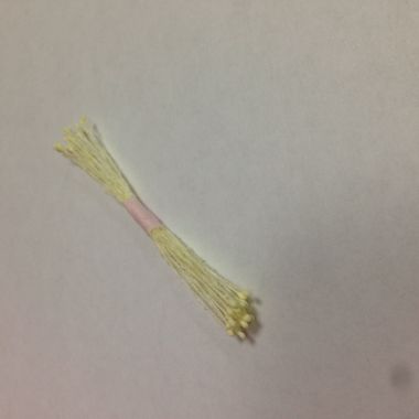 Мелкие светло-желтые на светло-желтой нити   ― Hobby-Land